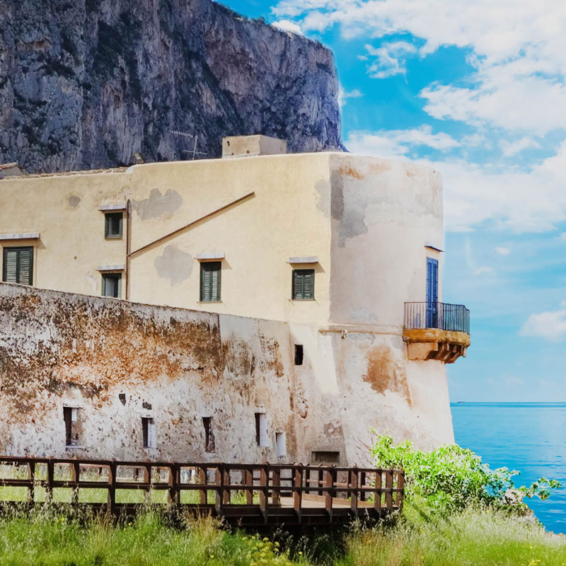 Tonnara Bordonaro si affaccia sul mare