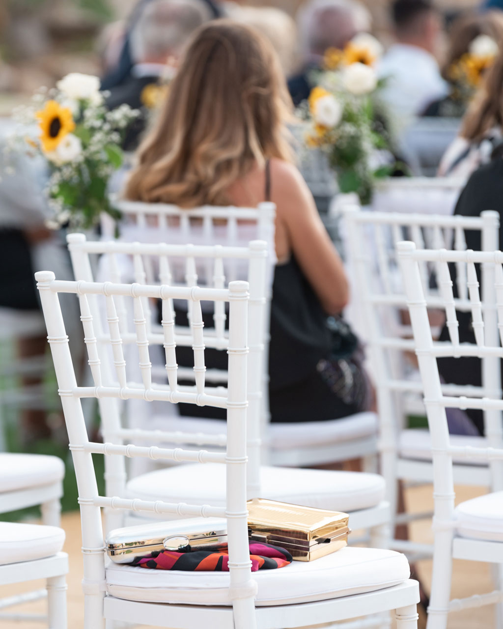 sedie durante celebrazione matrimonio